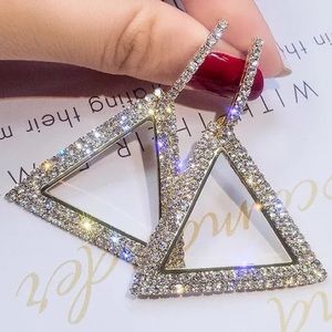 (NWT)🌸Small Triangle Rhinestone Earrings